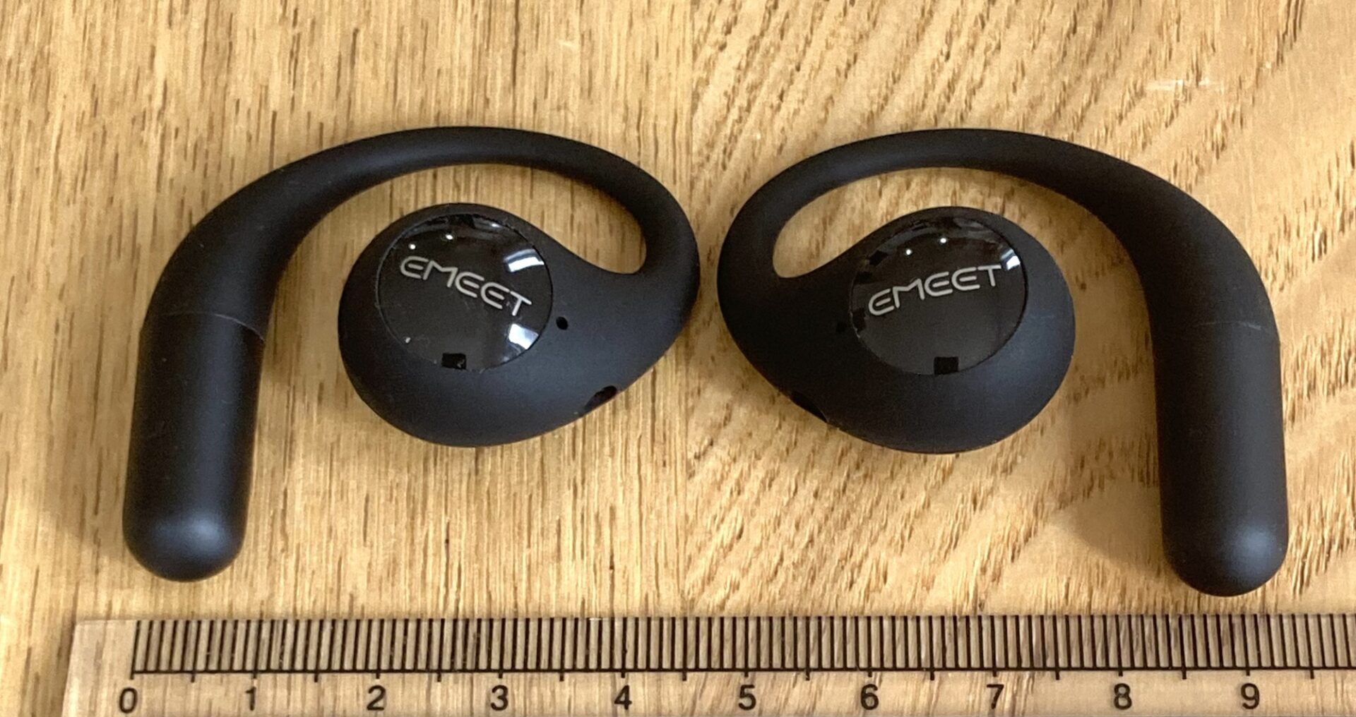 AirFlowをものさしでサイズをはかっている写真。横幅は約4.5cm。