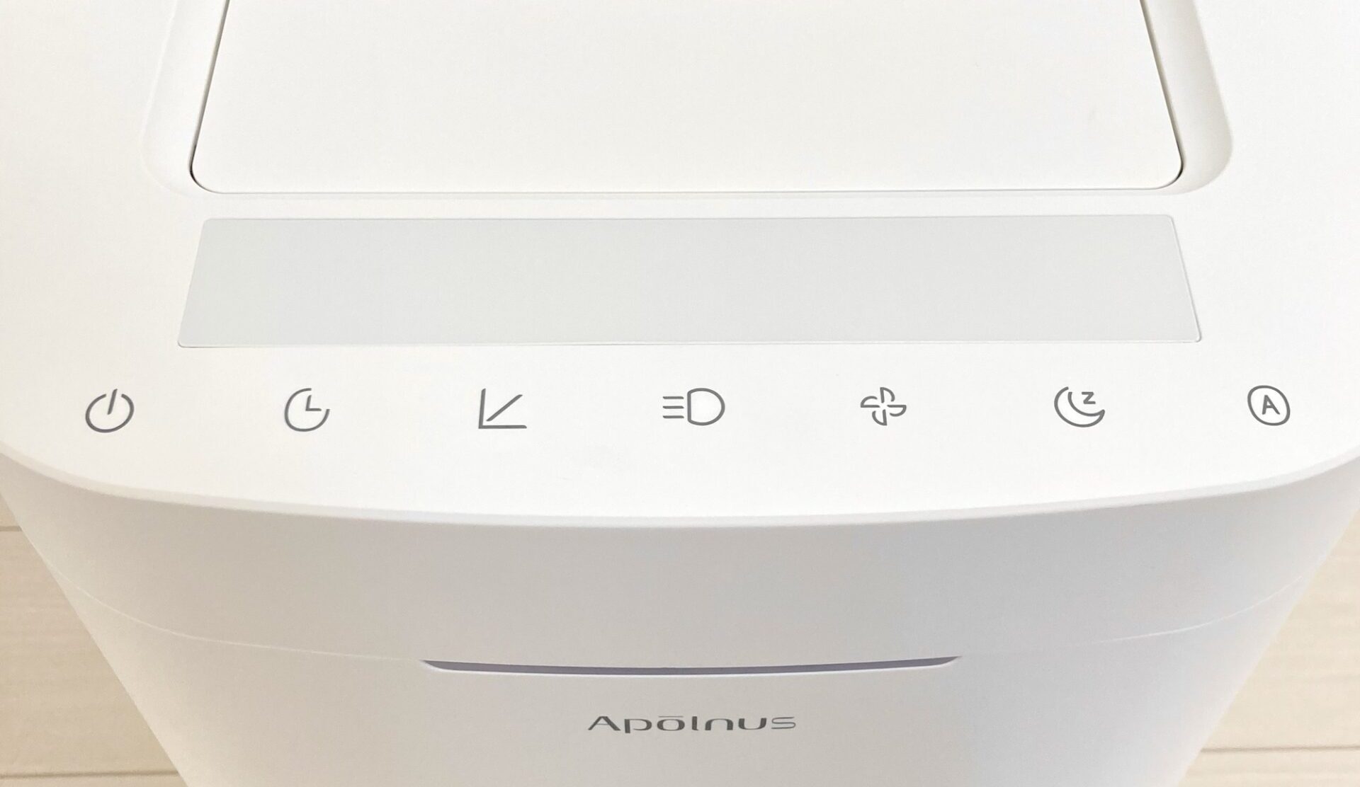 コントロールパネルの写真。7個のタッチ式のボタンがついている