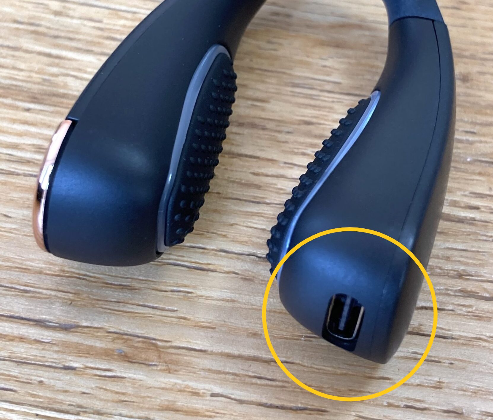 充電コードの差込口