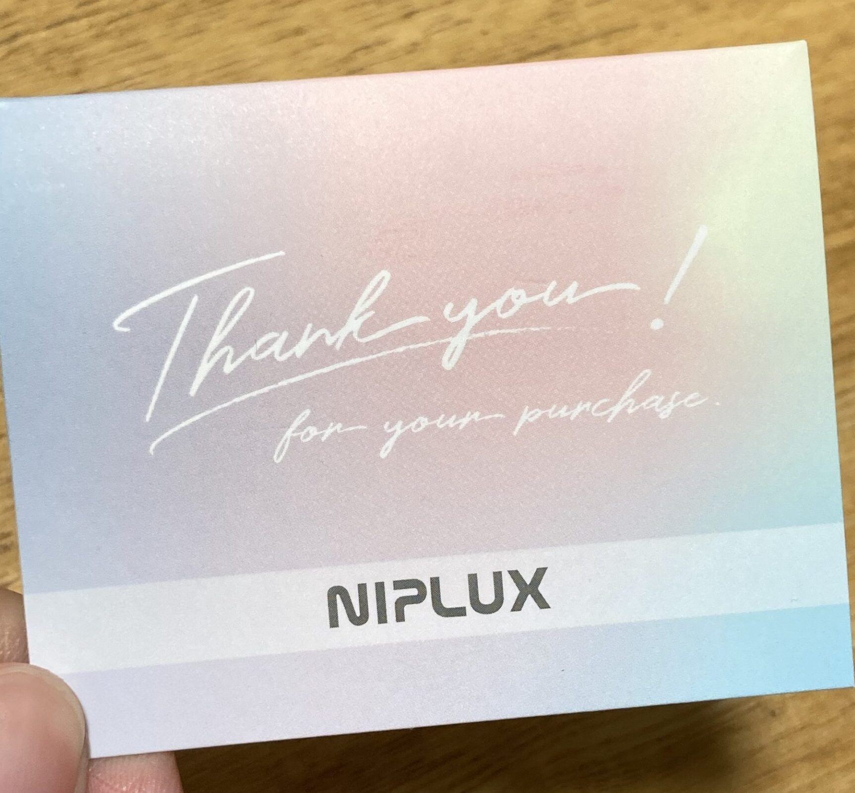 NIPLUX QNoseと一緒に同梱されていた二つ折りのサンキューカード。パステルカラーの背景に英語でThank You!と書かれている。