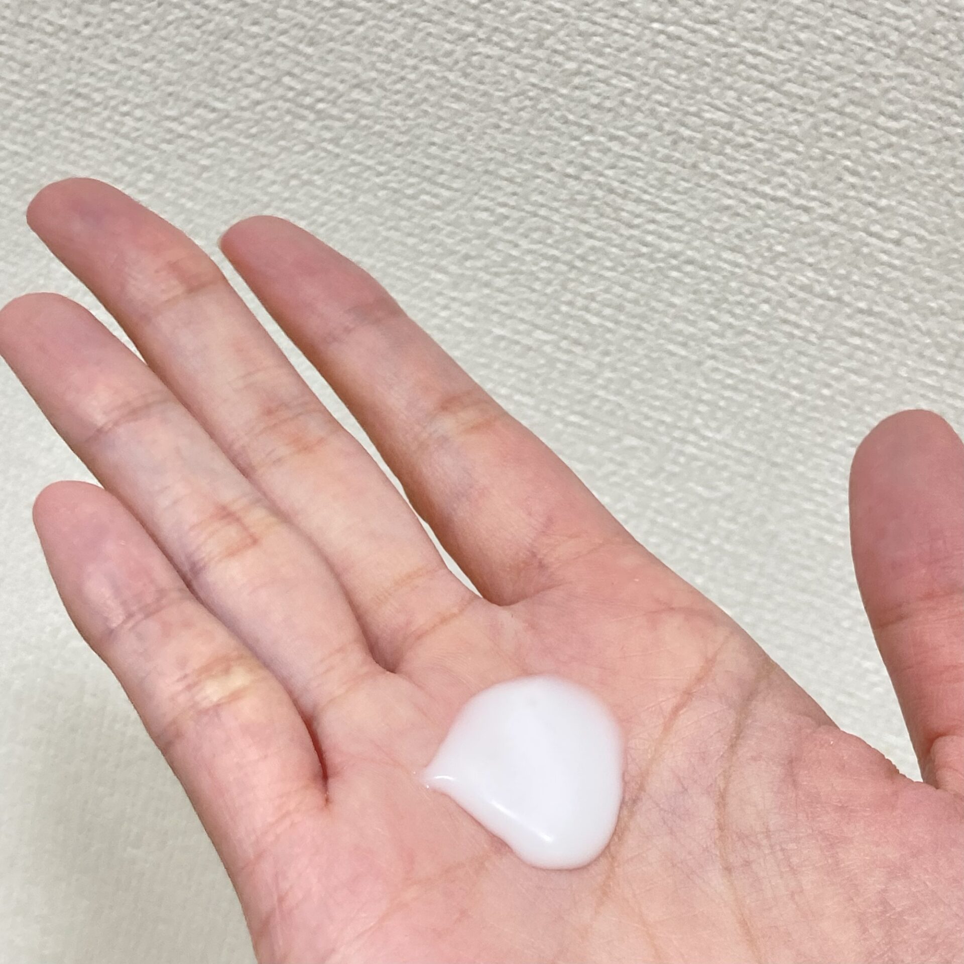 手のひらに保湿剤を乗せた写真