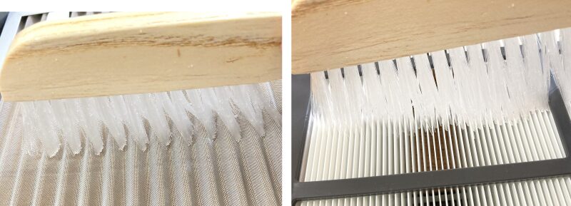 掃除用ブラシの毛先が、フィルターの溝やすき間にぴったりフィットしている様子の写真