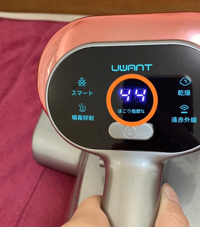 ダニ指数が「44」と書かれている写真