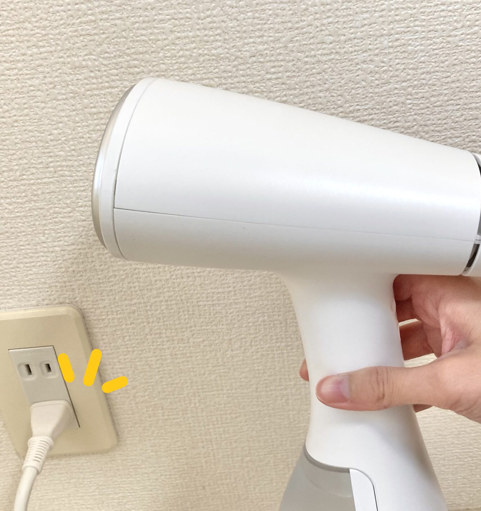 電源プラグをコンセントに差した様子