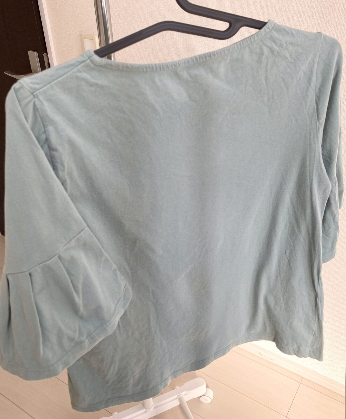 シワ伸ばしが終わった服を後ろから見た様子