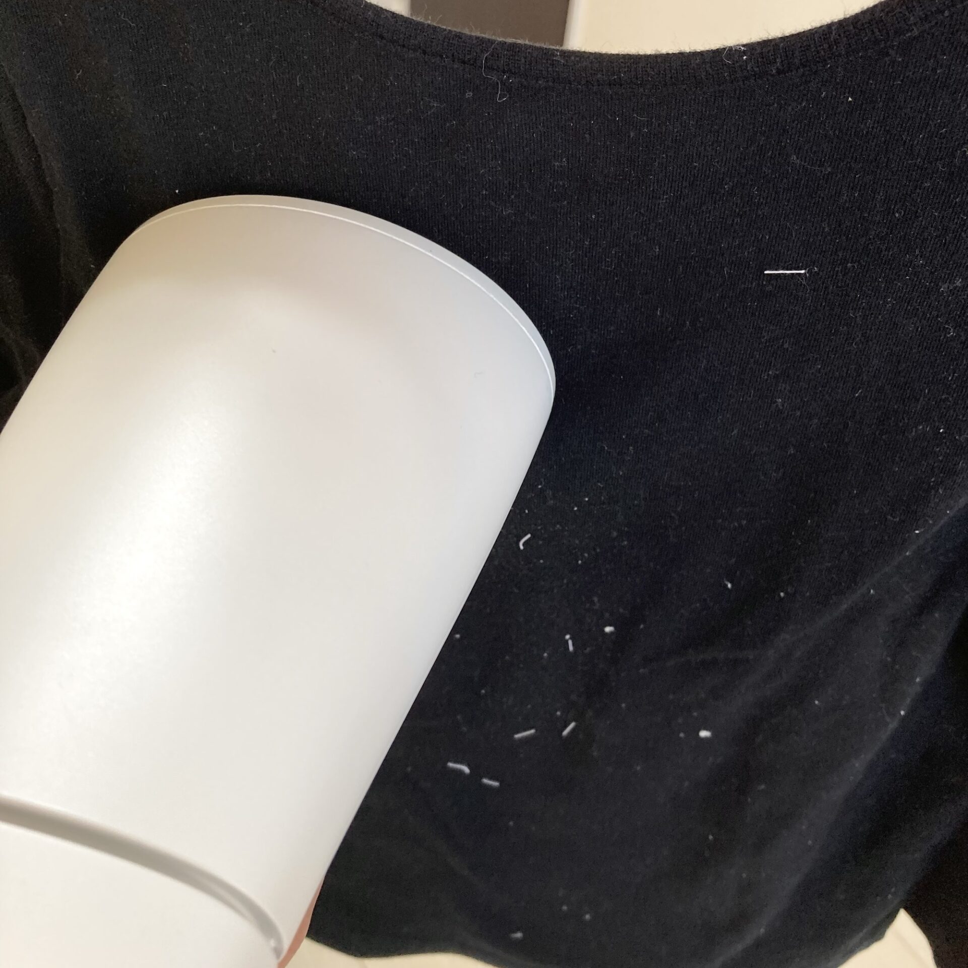 ホコリや糸くずを吸引している様子