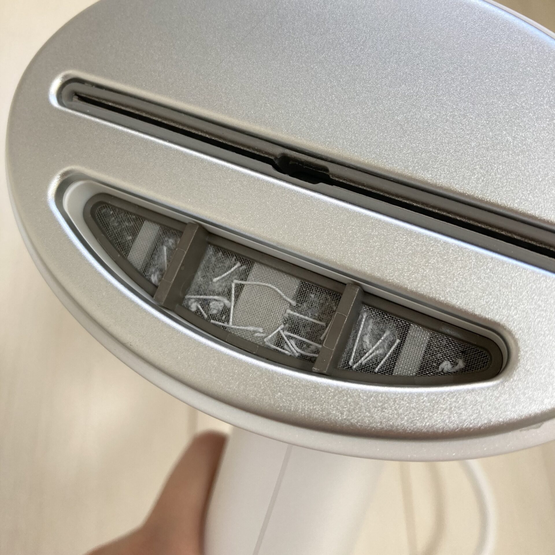 集塵ケース内に溜まった糸くずやホコリの写真