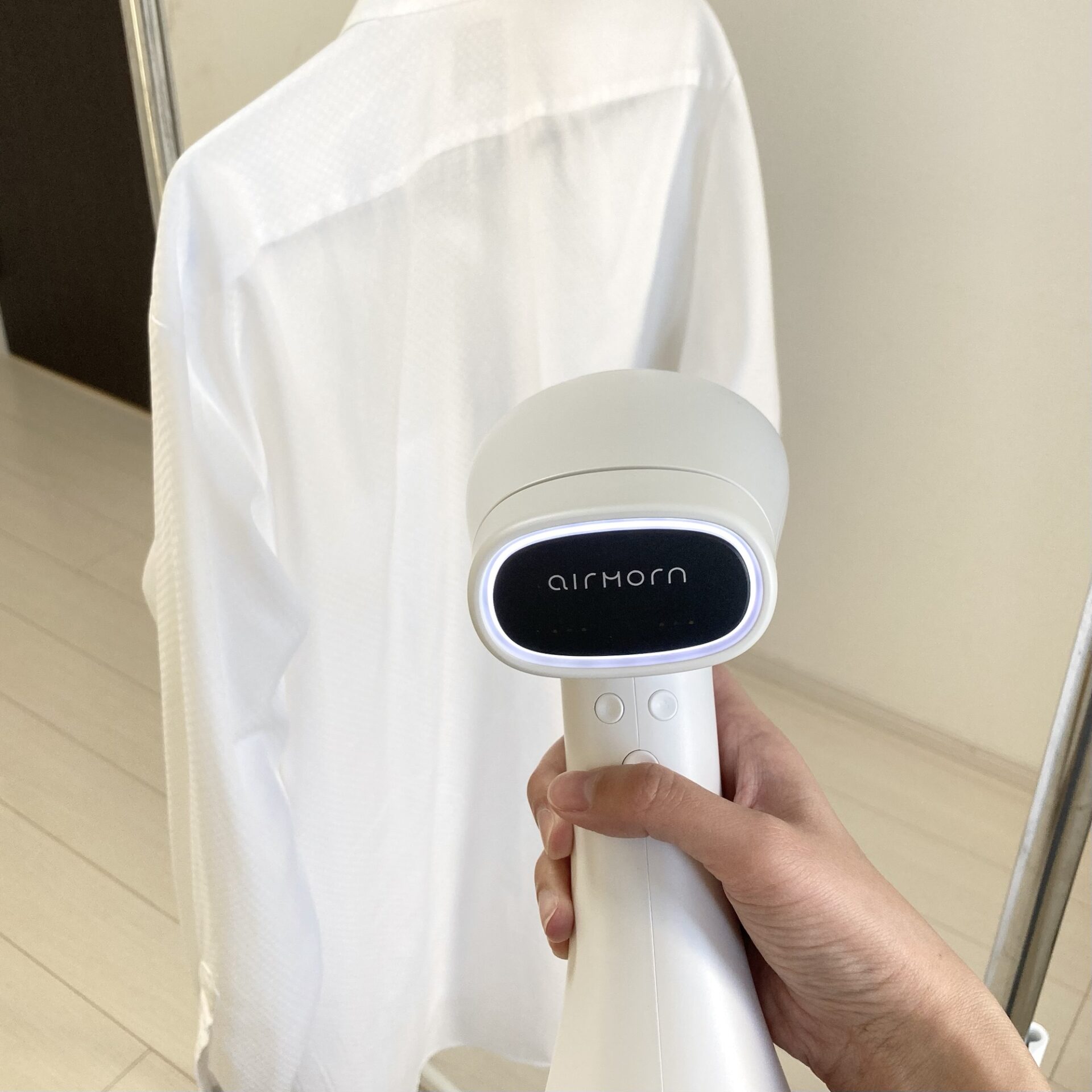 ワイシャツとairmorn oneの写真