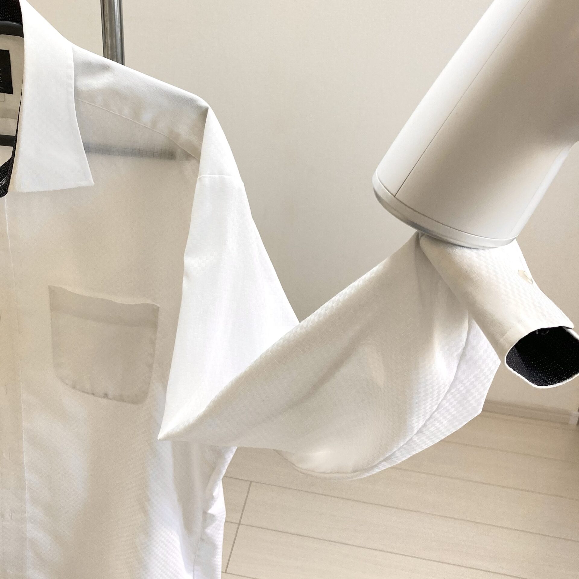 airmorn oneで袖を持ち上げている様子の写真