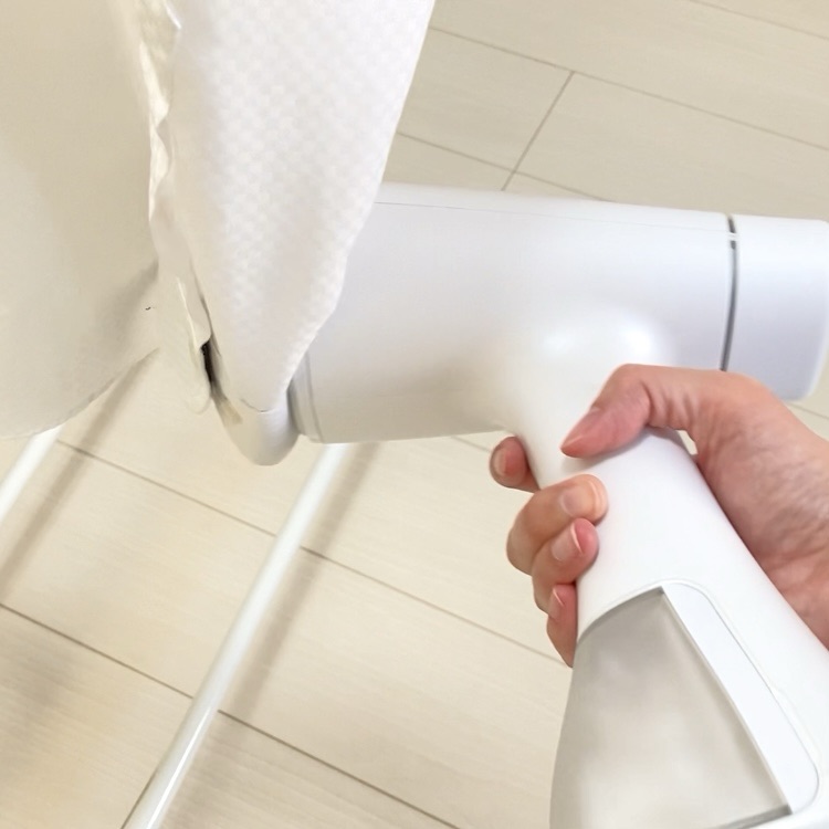 ワイシャツのそでにairmorn oneを当てている様子