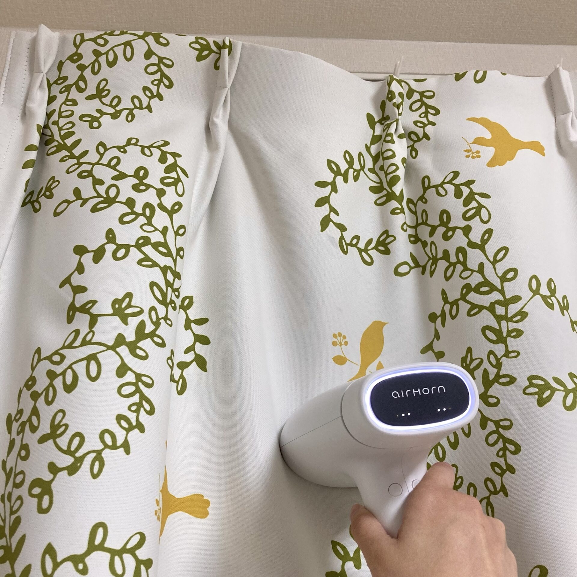 カーテンにairmorn oneを当てている様子