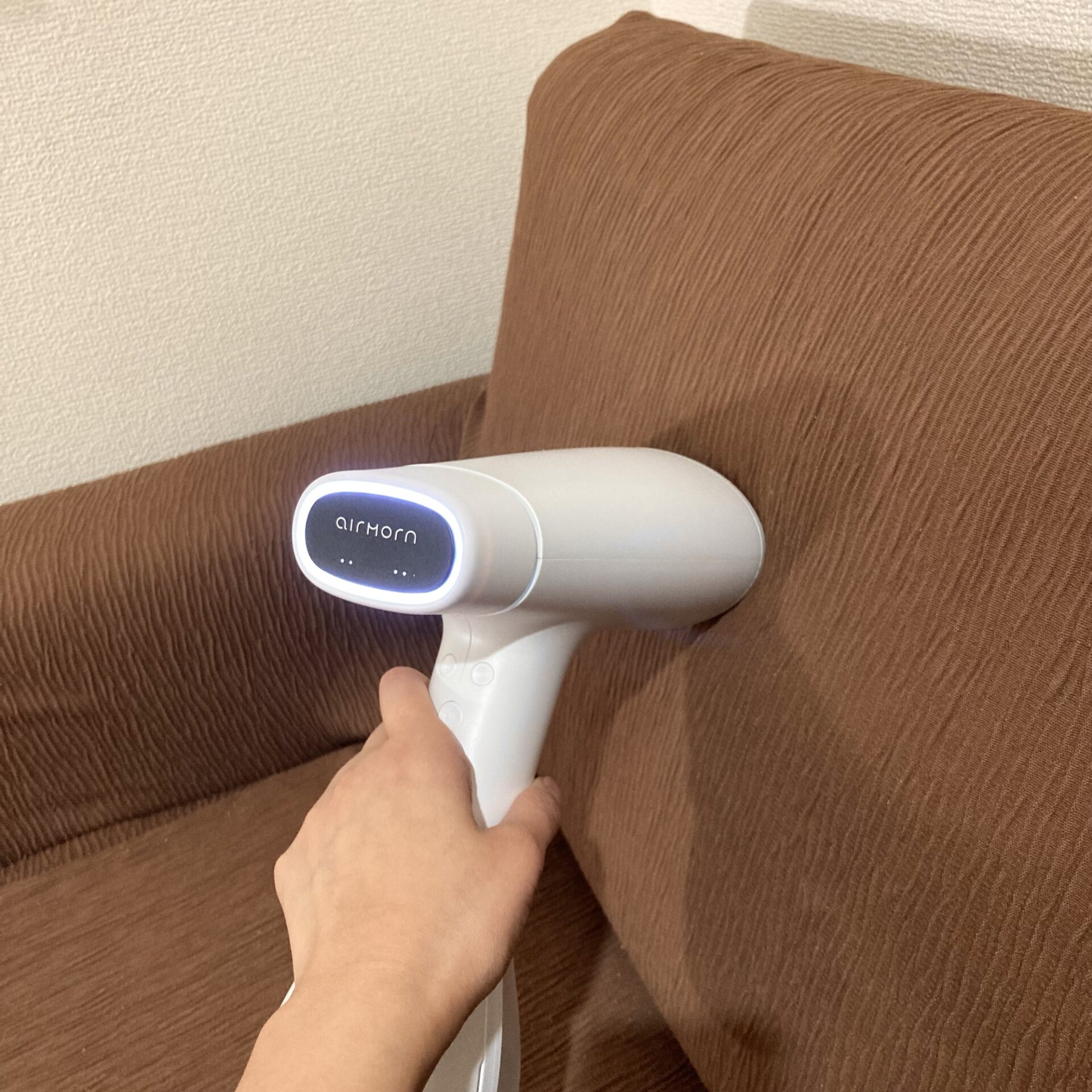 ソファーにスチーム+吸引を当てている様子