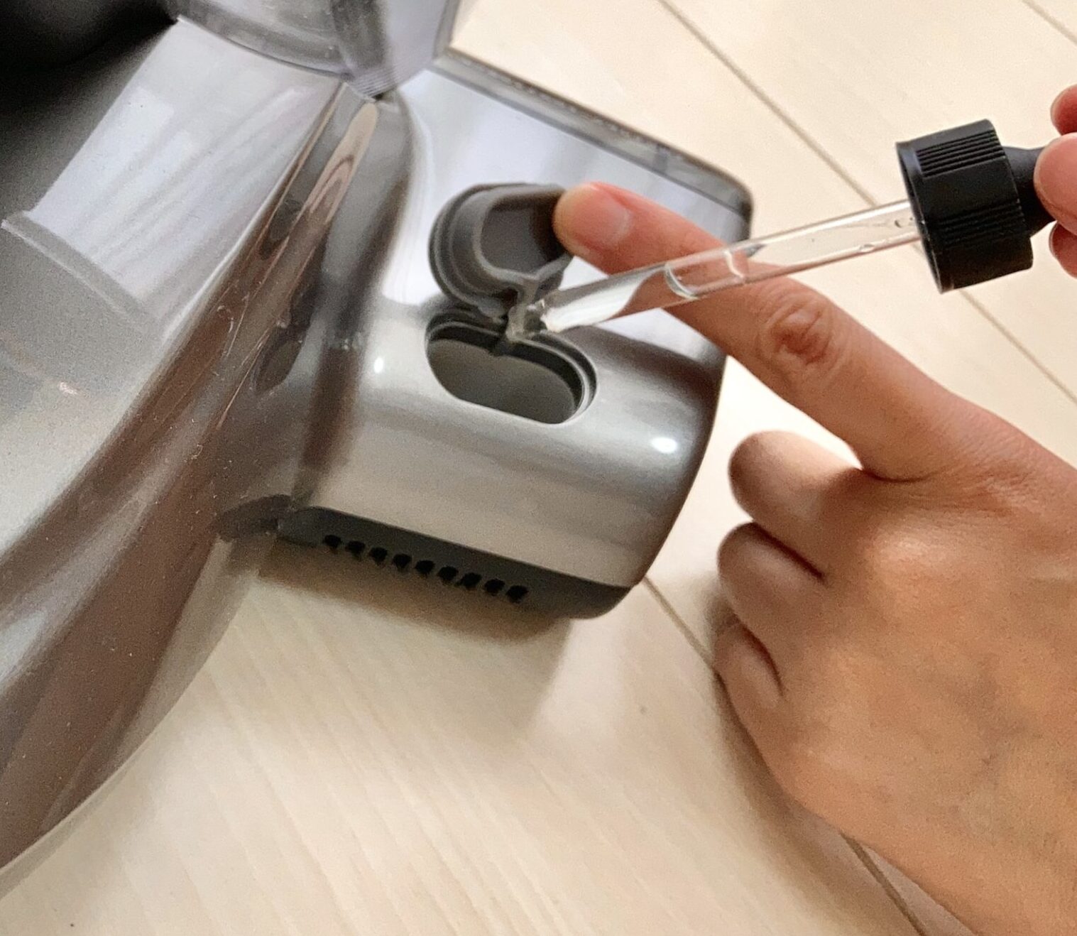 ダニ除去液を滴下している様子の写真