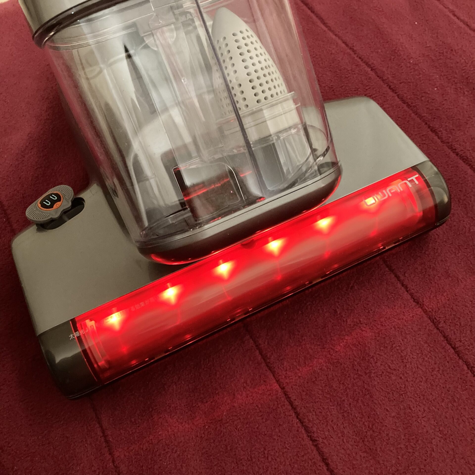 掃除中の赤色ライトの様子がわかる写真