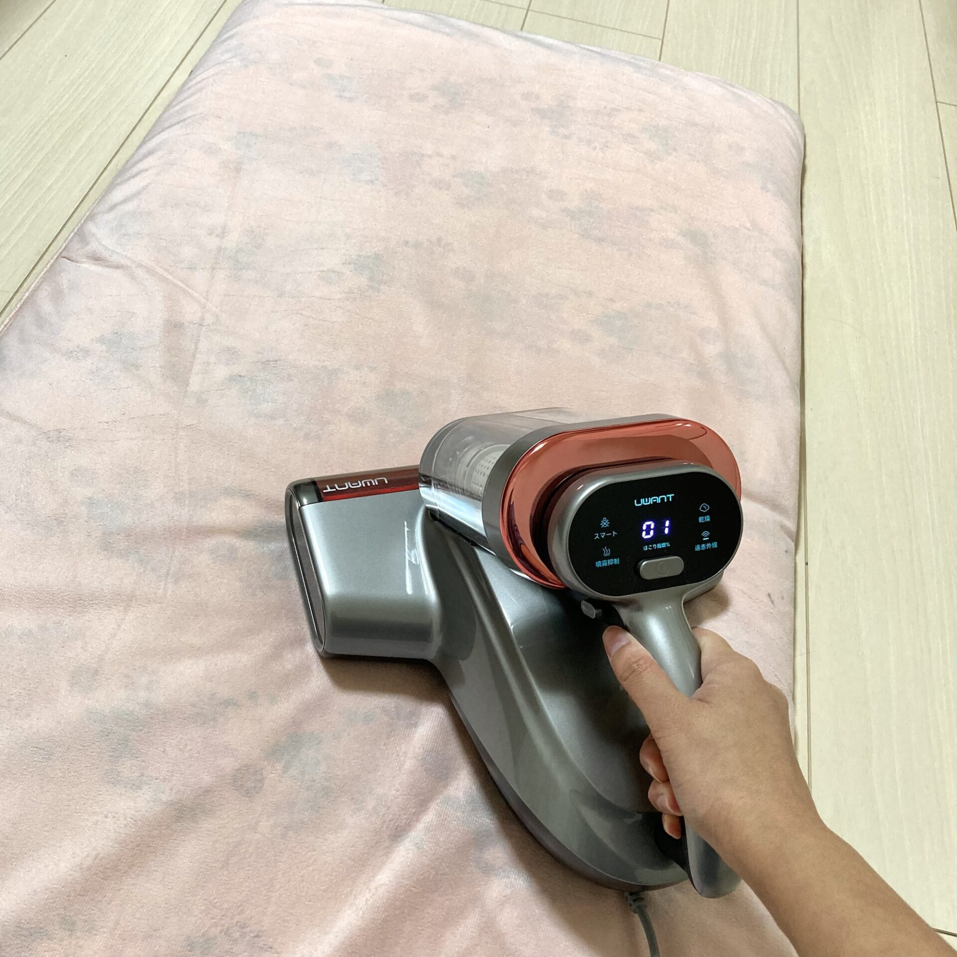長座布団にUWANT M700布団クリーナーを使っている様子の写真